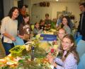 Bild: jr
Das herbstliche Basteln mit Nicole Schuller (links) kam in der Museumsnacht gut an.