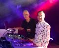 Bild: Roland Wellenhoefer
Zwei echte Atlantis-Urgesteine: DJ Andy und Oberpfalz DJ Karagiosis bringen das Lebensgefühl der Kult-Disco aus Windischeschenbach zurück auf die Tanzfläche.