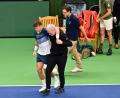 Bild: Anders Wiklund/TT News Agency/AP/dpa
Tennisprofi Holger Rune konnte den Platz nach seiner Verletzung nur mit fremder Hilfe verlassen.