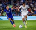 Bild: Alberto Gardin/ZUMA Press Wire/dpa
Superstar Kylian Mbappé (r) verhalf Real Madrid zum Arbeitssieg in Getafe.