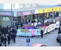 Bild: uz
Sichtgeschützt von Transparenten marschieren die Demonstranten durch die Stadt.