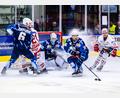Bild: Tobias Neubert
Da staubt's vor dem Tor von Weidens Schlussmann Felix Noack (Mitte): Die Blue Devils Weiden zeigten sich im Derby gegen die Eisbären Regensburg stark verbessert.