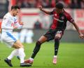 Bild: Daniel Karmann/dpa
Kiel-Kapitän Steven Skrzybski (links) und Pape Demba Diop von Nürnberg kämpfen um den Ball.