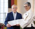 Bild: Hannes P. Albert/dpa pool/dpa
Karin Schmidt-Friderichs, Vorsteherin des Börsenvereins des Deutschen Buchhandels, übergibt Karl Schlögel den Friedenspreis des Deutschen Buchhandels.