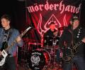 Bild: kro
Hans-Peter Höpfl (rechts) und seine beiden Söhne Max und Leonhard sind die Tributeband "Mörderhand". Sie sorgten in Bärnau für kultigen Metall-Rock.