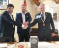 Bild: pi
"Auf unsere Partnerschaft!" Sie haben die Bürgermeister Thomas Meiler (rechts) und Jan Bozděch (links) besiegelt. David Vereš hat im Vorfeld mit dazu beigetragen.