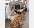 Bild: usc
So etwas sieht man heutzutage nur noch ganz selten: Ein Flachsspinnrad im Einsatz, das Bestandteil der Ausstellung zum Thema Textilarbeit war.