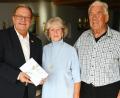 Bild: gf
Seit 65 Jahren sind Ingeborg und Karl Vieracker verheiratet. Dazu gratulierte Bürgermeister Martin Preuß (links) mit Amberger Stadtgeld.