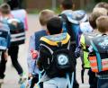 Symbolbild: Peter Steffen/dpa
Grundschüler auf dem Weg in den Unterricht. Seit 2009 hat jedes Kind das Recht, eine Regelschule zu besuchen. "Es geht nicht mehr darum, ob das möglich ist, sondern darum, wie wir es möglich machen“, betont Pädagoge Peter Grosser aus Oberviechtach.