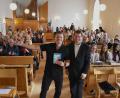 Bild: ubb
Chris Krömer (links) mit Pfarrer Andreas Kraft bekam nach seinem Vortrag und den Geschichten von sich und seiner Oma Lissi viel Applaus von den Teilnehmern und Teilnehmerinnen des diesjährigen Evangelischen Stiftlandtages.