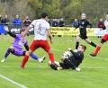 Bild: Hubert Ziegler
Der SV Schmidmühlen unterlag dem FC Rieden mit 0:1: Für große Aufregung sorgte diese Szene Anfang der zweiten Halbzeit, als Kapitän Michael Mehringer (Zweiter von links) vom SV Schmidmühlen alleine vor Torhüter Ben Lontke (links) vom FC Rieden auftauchte und Daniel Wein (Dritter von links) vom FC Rieden die Szene zwar klären konnte, die Schmidmühlener jedoch Handspiel reklamierten, was jedoch keinen Elfmeter einbrachte.