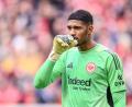 Bild: Harry Langer/dpa
Sah bei Freiburgs 2:2 am Sonntag nicht gut aus: Frankfurt-Keeper Kauã Santos.