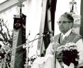 Archivbild: Archiv Der neue Tag 
Pfarrer Georg Maria Witt war immer nah bei den Gläubigen. Das Bild zeigt ihn 1994 bei einem Gottesdienst im Freien.