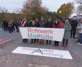 Bild: mfh
Zur Rohrwerk-Mahnwache, zu der die IG Metall eingeladen hatte, waren Rohrwerker, ehemalige Maxhütterer, Gewerkschafter, Angehörige und Politiker gekommen.