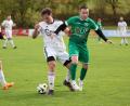 Bild: Dieter Jäschke
Für Schlusslicht SV Kohlberg reichte es auch am letzten Spieltag der Hinrunde nicht zu einem Sieg. Gegen den ASV Haidenaab setzte es eine 0:1-Heimniederlage. In dieser Szene erobert der Haidenaaber Pascal Steeger (Mitte) vom Kohlberger Niklas Aha (links) den Ball.