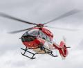 Bild: Daniel Karmann/dpa
Ein Rettungshubschrauber brachte den verletzten Fahrer in ein Krankenhaus. (Symbolbild)