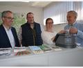 Bild: as
Das erste Ticket ist gelöst: Landrat Roland Grillmeier (von rechts) nimmt es von Marina Schiffmann entgegen, die sich im VGN-Büro der Eska um die Kundenwünsche kümmert. Stellvertretender Fahrdienstleiter Hans Maenner und Eska-Geschäftsführer Markus Hösl beobachten die Szene.