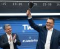 Bild: Boris Roessler/dpa
Nach der ersten Börsennotierung von TKMS wird die Glocke geschwungen.
