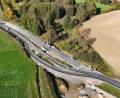 Bild: Staatliches Bauamt Amberg-Sulzbach
Die neue Brücke über den Mooswiesengraben bei Kemnath wird am 22. Oktober 2025 für den Verkehr freigegeben.