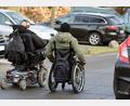 Symbolbild: Waltraud Grubitzsch/dpa
Rollifahrer treffen in Innenstädten auf Probleme, die Menschen ohne Einschränkungen nicht wahrnehmen.