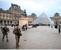 Bild: Emma Da Silva/AP/dpa
Nach dem Kunstraub im Louvre in Paris dauert die Fahndung nach den Tätern und ihrer Beute an. (Archivbild)