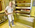 Bild: Lena Buckreus-Gagel
Die letzten Sauerteigbrote werden in der Bäckerei von Rainer Müller in Speichersdorf am 31. Oktober gebacken.