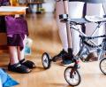 Symbolbild: Philipp von Ditfurth/dpa
Laut Zahlen des "Qualitätsatlas Pflege" sind 2023 nirgendwo in Deutschland so viele Pflegeheimbewohner in ihren letzten 30 Lebenstagen so oft im Krankenhaus gewesen wie in Weiden. Das sagen die Weidener Heime dazu.