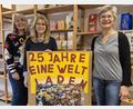 Bild: Lowak
Seit 25 Jahren gibt es in Floß den Eine-Welt-Laden. Für Anita Feiler (Mitte), Ingrid Lindner und Renate Bock (rechts) ein guter Grund, um das wichtige Thema des fairen Handels wieder ins Bewusstsein zu rufen.