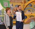 Bild: gi
Ministerialrätin Marion Appold vom Staatsministerium für Ernährung, Landwirtschaft, Forsten und Tourismus gratulierte dem Markt Moosbach zur Auszeichnung und überreichte einen Förderbescheid in Höhe von 30.000 Euro an Bürgermeister Armin Bulenda.