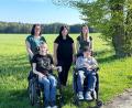 Bild: Happynest e.V./exb
"Happynest"-Vorsitzende Eva Wuttke (hinten rechts) mit Schwester Marie (vorne rechts), stellvertretende Vorsitzende Jana Lindner (Mitte) sowie Kassiererin Alexandra Fischer mit Sohn Daniel gemeinsam unterwegs in der Natur.