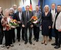 Bild: Martina Nötel
Die Barbara-Stamm-Medaille erhielten die beiden Geehrten Hans Grimm und Klaus-Dieter Seibold (Fünfter und Sechster von links) von Ministerin Ulrike Scharf (Dritte von rechts.). Begleitet wurden sie von Bürgermeister Hans-Martin Schertl (Zweiter von rechts) und weiteren Mitgliedern des Vereins.