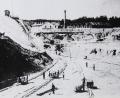 Bild: Privatarchiv Karl Prösl / Quelle Kaolinwerk
Das Kaolinwerk Schlemm beschäftigte in seiner Blütezeit bis zu 200 Arbeiter. Die etwa 1910 erntstandene historische Aufname von Nordosten zeigt die damalige großflächige Grube und die Gebäude samt FabrIk