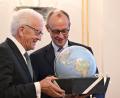 Bild: Marijan Murat/dpa
Kretschmann schenkte Merz einen Globus - weil ein Kanzler ja auch Weltpolitik mache.