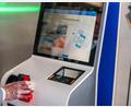 Bild: Andreas Arnold/dpa
Ein QR-Code mit Reisedaten wird vom Scanner des Check-in Automaten gelesen.