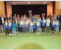 Bild: bö
121 Läuferinnen und Läufer waren dieses Jahr beim Landkreiscup in die Wertungsränge gekommen. Die Besten wurden mit Pokalen und Urkunden ausgezeichnet. Rechts Landratsstellvertreter Michael Rischke, links neben ihm Georg Roth, der 10 Jahre die Geschicke der Landkreiscupbewegung geleitet hat. Links Bürgermeister Erich Meidinger.