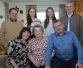 Bild: dob
Hedwig Meller feiert am Kirchweihmontag im Kreise ihrer Familie und Gästen 85. Geburtstag. Tochter Maria und Sohn Hanse nahmen sie in ihre Mitte. Dekan Alexander Hösl (links) und Bürgermeister Andreas Wutzlhofer (rechts) kommen ebenfalls nach Kößing. Mit dabei auch zwei der insgesamt sechs Enkelinnen.