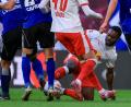 Bild: Jan Woitas/dpa
Ridle Baku (unten) muss nach einem Schlag mit dem Mannschaftstraining aussetzen.