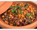 Bild: Michael Schiffer
Zum Schluss wird die Tajine mit Süßkartoffeln und Rindfleisch mit Koriandergrün garniert.