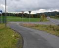 Bild: jr
An dieser Stelle beim Backhaus Kutzer endet derzeit der Radweg von Konnersreuth nach Mitterteich. Jetzt soll der Radweg nach Mitterteich weitergebaut werden, die Umsetzung des Weges ist für die Jahre 2027/28 geplant. Die Kosten teilen sich Konnersreuth und Mitterteich je nach Länge ihrer Trasse.