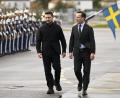 Bild: Fredrik Sandberg/TT News Agency via AP/dpa
Der ukrainische Präsident Wolodymyr Selenskyj (links) wurde am Mittwoch von Regierungschef Ulf Kristersson (rechts) in Linköping begrüßt.