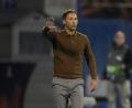 Bild: Darko Bandic/AP/dpa
Trainer Domenico Tedesco steht mit Fenerbahce vor einem spannenden Spiel gegen Stuttgart. (Archivbild)