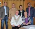 Bild: fz
Isolde Gössl feierte ihren 90. Geburtstag, ihr Ehemann Richard kürzlich den 94. Geburtstag. Bürgermeister Sebastian Hartl (rechts) und Marktgemeinderat Roland Rauch (links) gratulieren. Mit auf dem Bild Tochter Heidi und Schwiegersohn Siegmund.