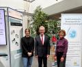 Bild: Ulrike Lorenz
Waren bei der Eröffnung der Ausstellung in den Räumen der Sparkasse dabei (von links):
Theresa Fenzl (Gesundheitsamt Schwandorf), Werner Heß (Vorstandsvorsitzender Sparkasse Schwandorf) und Margit Malzer (staatlich anerkannte Beratungsstelle für Schwangerschaftsfragen).