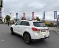 Bild: Jona Lang
Der weiße Mitsubishi mit dänischem Kennzeichen steht seit rund zwei Monaten unbewegt auf der Parkfläche des E-Centers Grünbauer in Weiden.