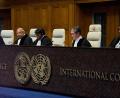Bild: Peter Dejong/AP/dpa
Gerichtspräsident Yuji Iwasawa (2. v. r.) ermahnte Israel unter anderem, „das Verbot des Aushungerns von Zivilisten als Methode der Kriegsführung zu respektieren“.