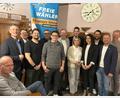 Bild: Anja Geitner
Die Freien Wähler haben einen neuen Ortsverband gegründet (von links): stellvertretender Kreisvorsitzender Albert Geitner, Kreiskassier Günther Frieser, Schriftführer Alexander Pömsl, Wolfgang Micko, Kassenprüfer Simon Donhauser, Kreisvorsitzender und Landesvize Hans Martin Grötsch, stellvertretender Vorsitzender Christoph Micko, Claudia Micko, Vorsitzende Stella Zimmer, Landratskandidat Stefan Kroher, Landtagsabgeordneter Bernhard Heinisch und Kassier Dominik Greiler.