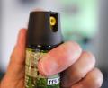 Symbolbild: Bernd Weißbrod/dpa
Ein 33-Jähriger in Weiden hält Pfefferspray für Parfüm und sprüht es sich ins Gesicht.
