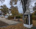 Bild: pz
Das Kriegerdenkmal in Kondrau an der Bundesstraße 299 ist gereinigt und die Anlage neu gestaltet worden. Anders als bisher geplant bleibt die Blickrichtung des Soldaten unverändert.