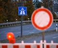 Symbolbild: Jonas Walzberg/dpa
Aufgrund von Arbeiten an der über die A93 verlaufenden Stromtrasse muss die Anschlussstelle Windischeschenbach in Fahrtrichtung Hof für den Gesamtverkehr gesperrt werden.
