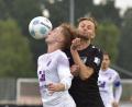 Bild: mhs
Szene aus dem Hinspiel zwischen dem 1. FC Schwarzenfeld (rechts Marvin Melchner) und dem TSV Kareth. Der FC verlor mit 0:3.